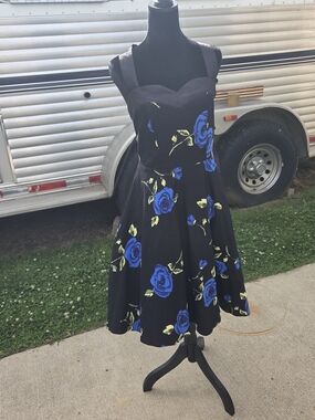 Dress Tells Size M Black Dress with Blue Rose Print - Sleeveless Fit & Flare